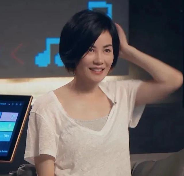 王菲|王菲首次直播唱歌，与马云破次元合唱，这状态哪像是51岁？