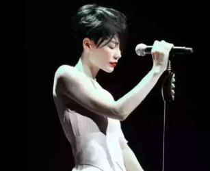 王菲|王菲首次直播唱歌，与马云破次元合唱，这状态哪像是51岁？