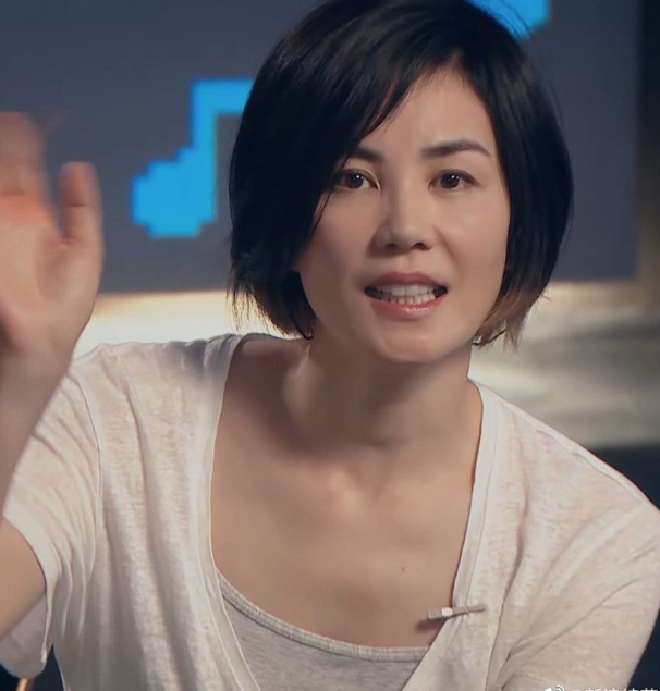 王菲|王菲首次直播唱歌，与马云破次元合唱，这状态哪像是51岁？