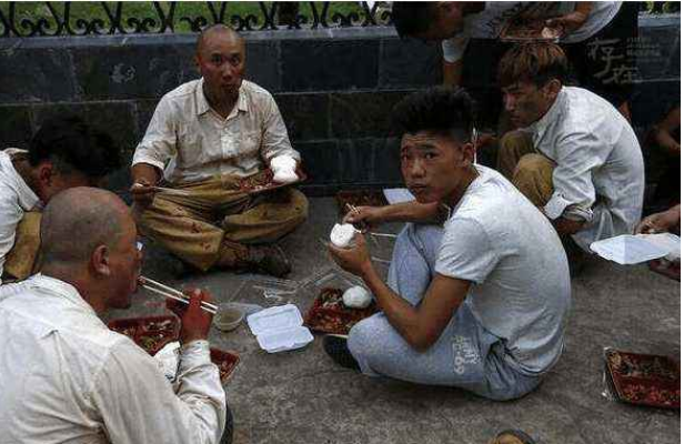 横店群演现状:美女遍地都是,每天70块席地吃饭,只因有个明星梦