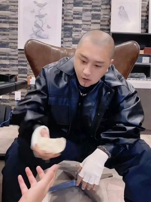 不过在宏楠意外去世后,方丈第一时间开直播回忆和宏楠的种种经历这件