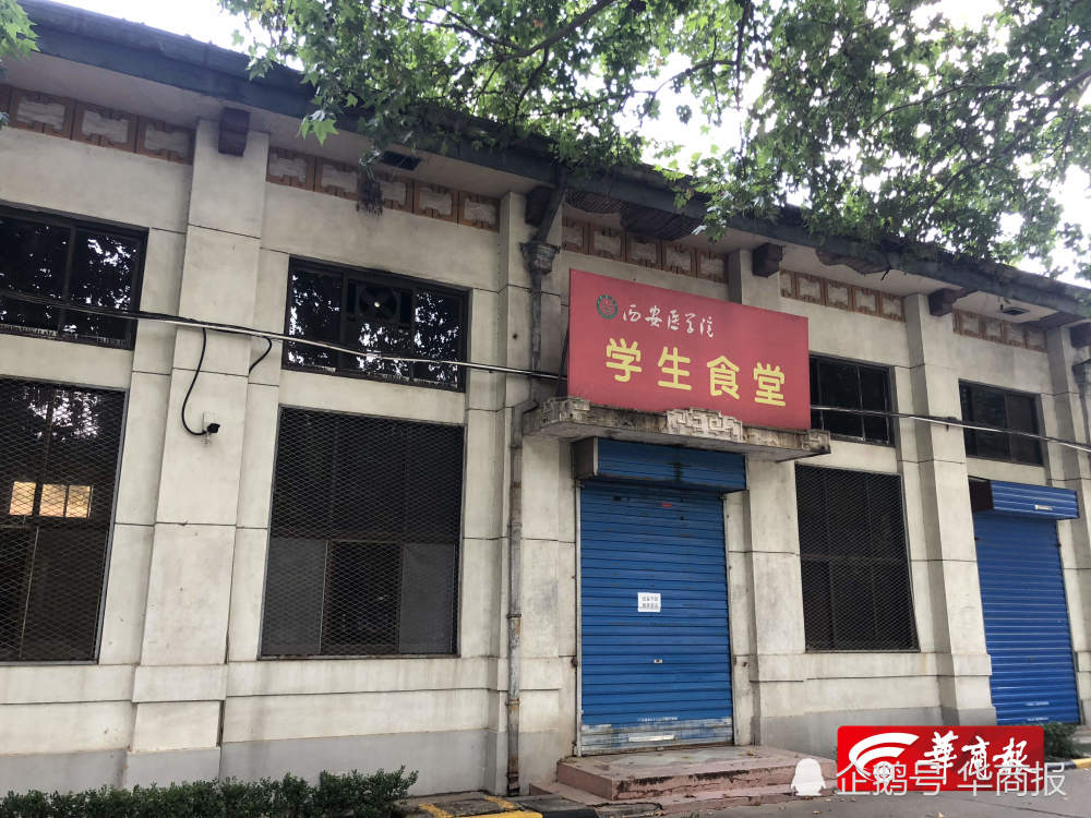 中午校园门口不少学生取外卖"学校食堂从5月开始,就停业了,到现在还没