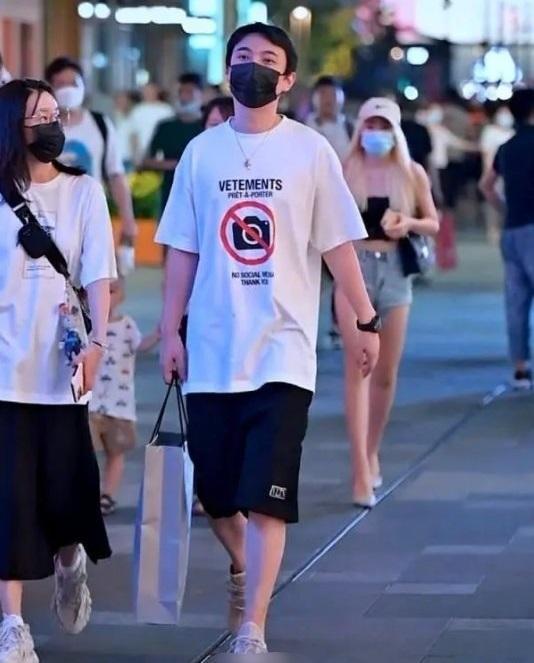 王思聪|王思聪带新女友午夜撸串，两人消费不足400元，这次步入婚姻有望？