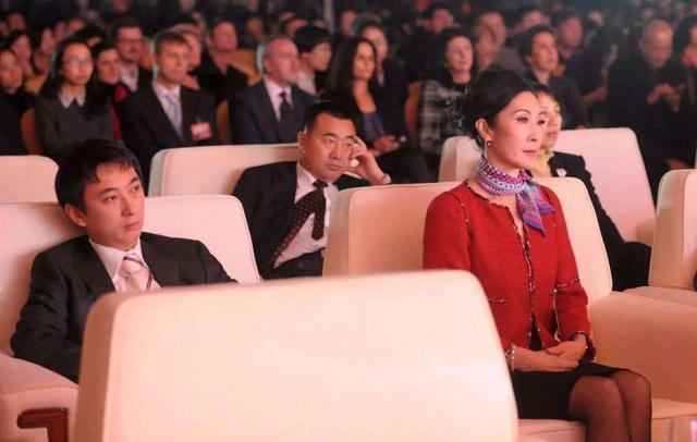 王思聪|王思聪带新女友午夜撸串，两人消费不足400元，这次步入婚姻有望？