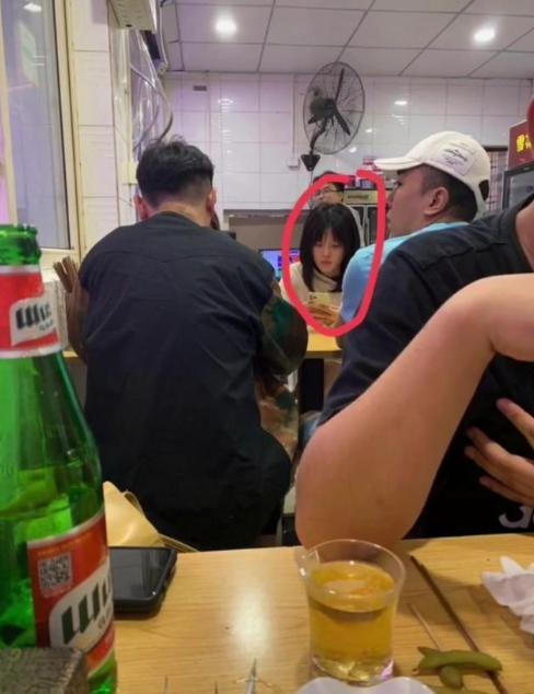 王思聪|王思聪带新女友午夜撸串，两人消费不足400元，这次步入婚姻有望？