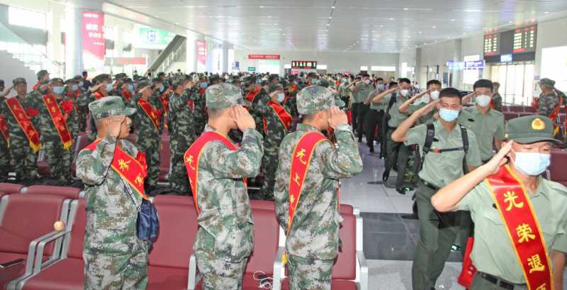 河南焦作入伍新兵车站偶遇退伍老兵