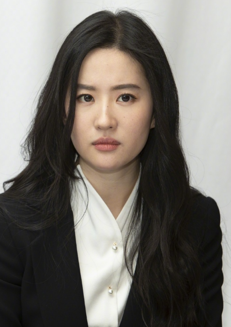 刘亦菲|刘亦菲活动生图曝光，脸部发腮明显，鹅蛋脸变大长脸被吐槽像男人