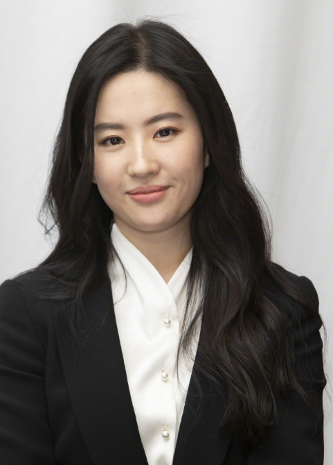 刘亦菲|刘亦菲活动生图曝光，脸部发腮明显，鹅蛋脸变大长脸被吐槽像男人