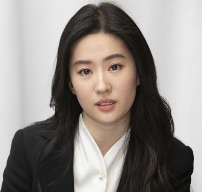 刘亦菲|刘亦菲活动生图曝光，脸部发腮明显，鹅蛋脸变大长脸被吐槽像男人