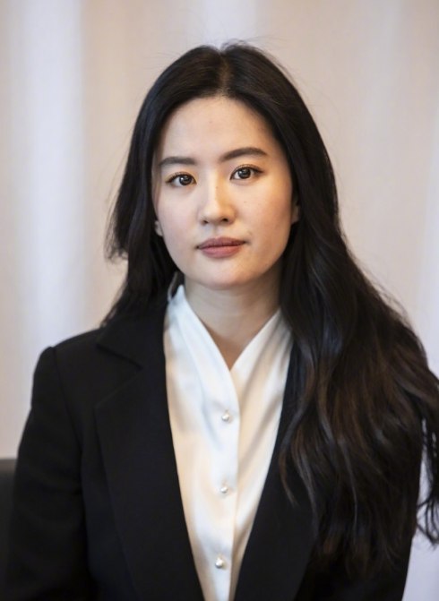 刘亦菲|刘亦菲活动生图曝光，脸部发腮明显，鹅蛋脸变大长脸被吐槽像男人