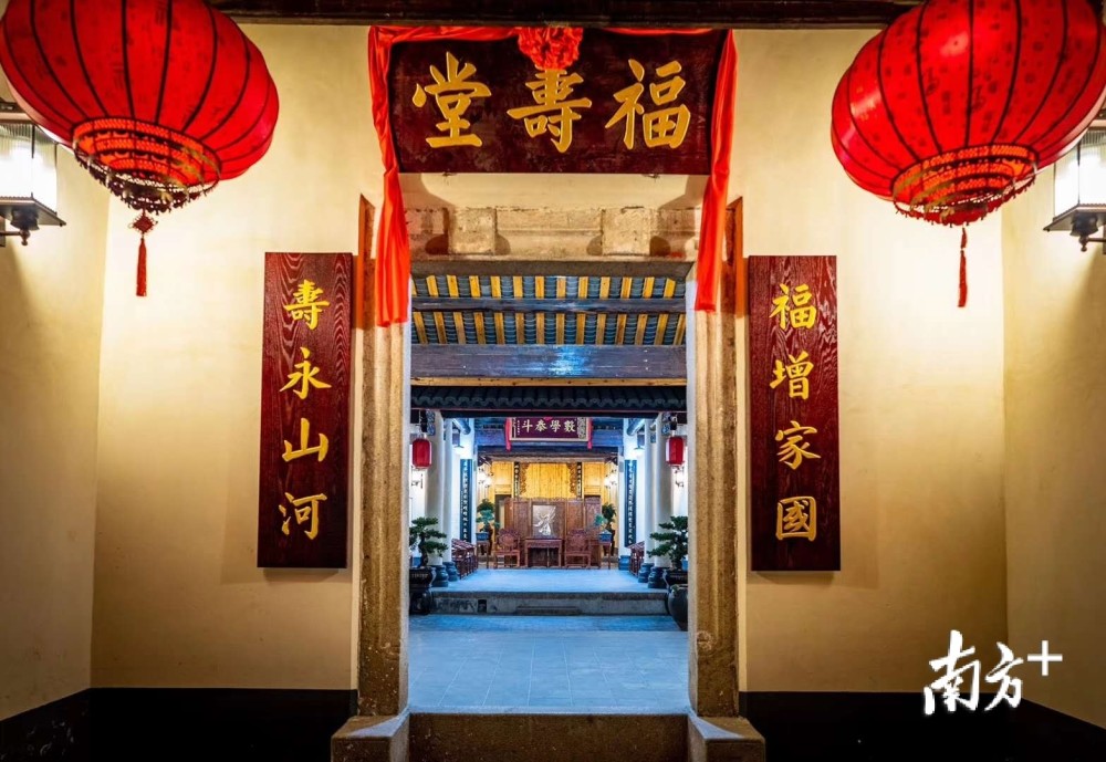 看过村口公园,走近了福寿堂,这座占地面积约4200平方米,建筑面积约