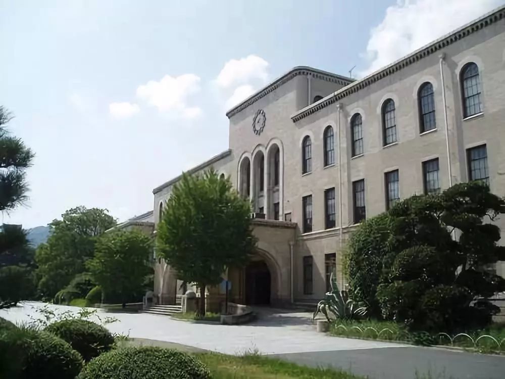 神户大学的校训不仅强调自己的发展与成长,还强调了协同的重要性.