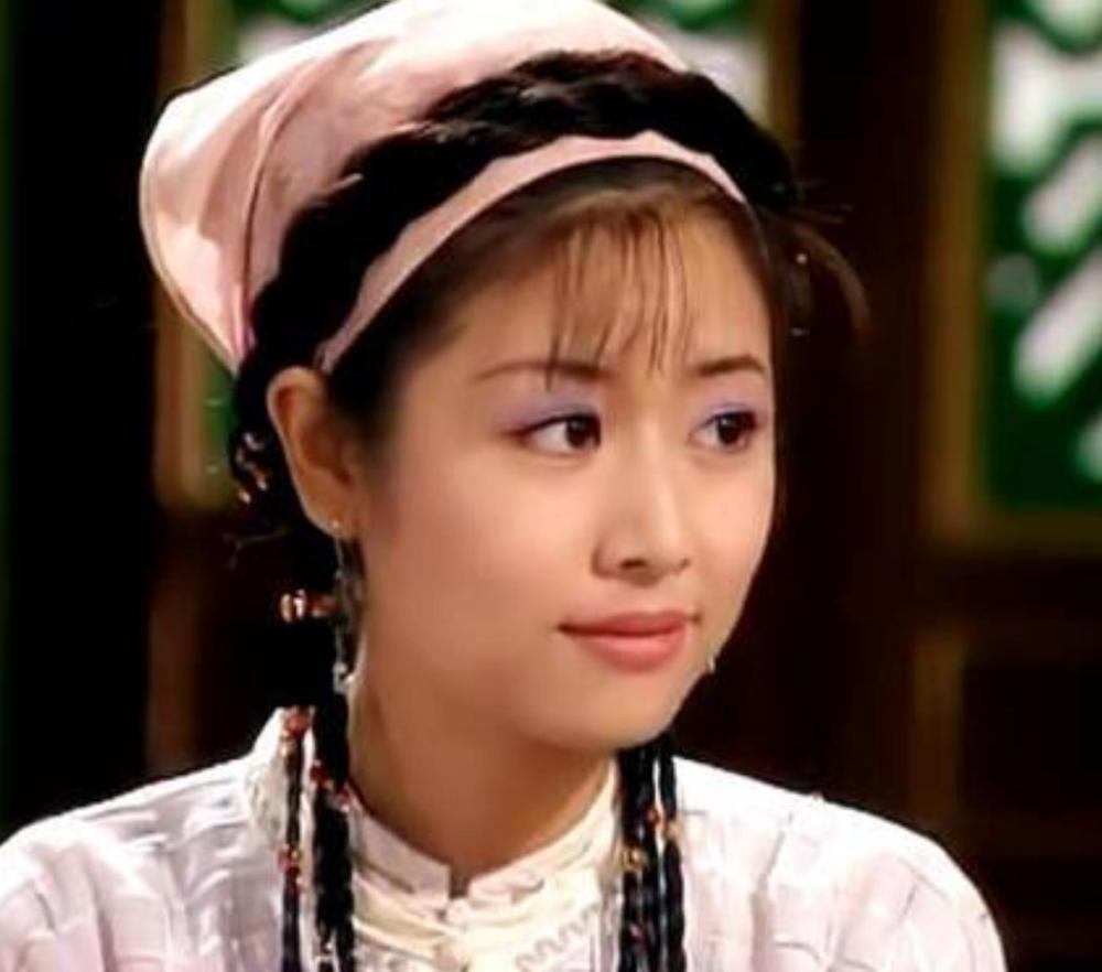 本以为紫薇年轻时够美了,但看到容嬷嬷旧照,才知道啥叫惊艳时光_腾讯