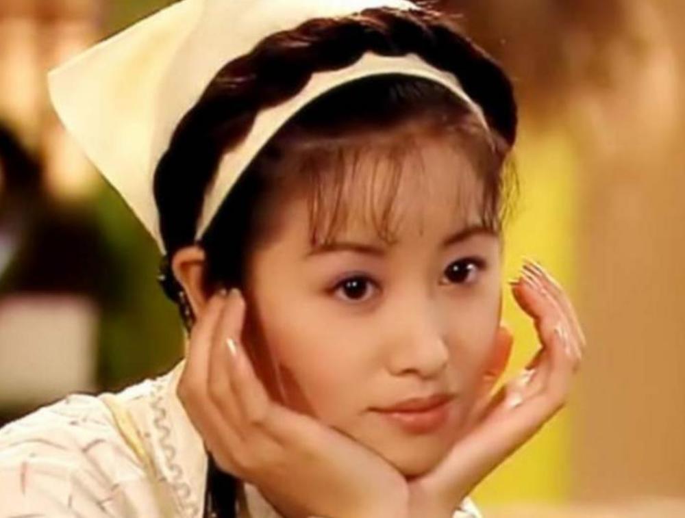 本以为紫薇年轻时够美了,但看到容嬷嬷旧照,才知道啥叫惊艳时光_腾讯