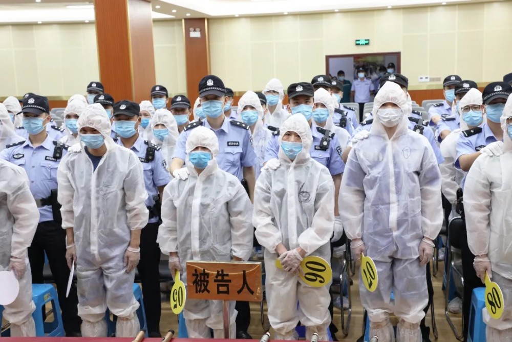 "以黑护商,以商养黑",6年获利数千万!广西这个涉黑团伙42名成员受审