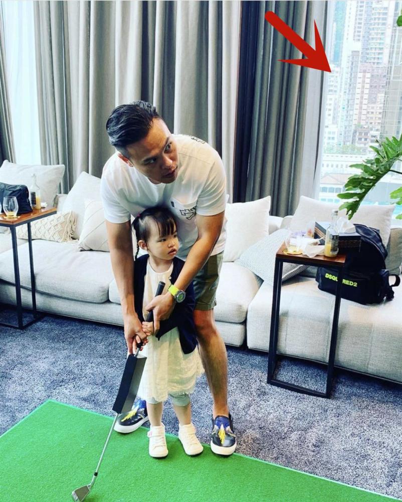 熊黛林|豪宅大得能打高尔夫？熊黛林晒亲子乐，双胞胎女儿颜值差距越来越明显