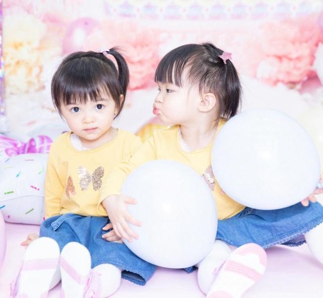熊黛林|豪宅大得能打高尔夫？熊黛林晒亲子乐，双胞胎女儿颜值差距越来越明显