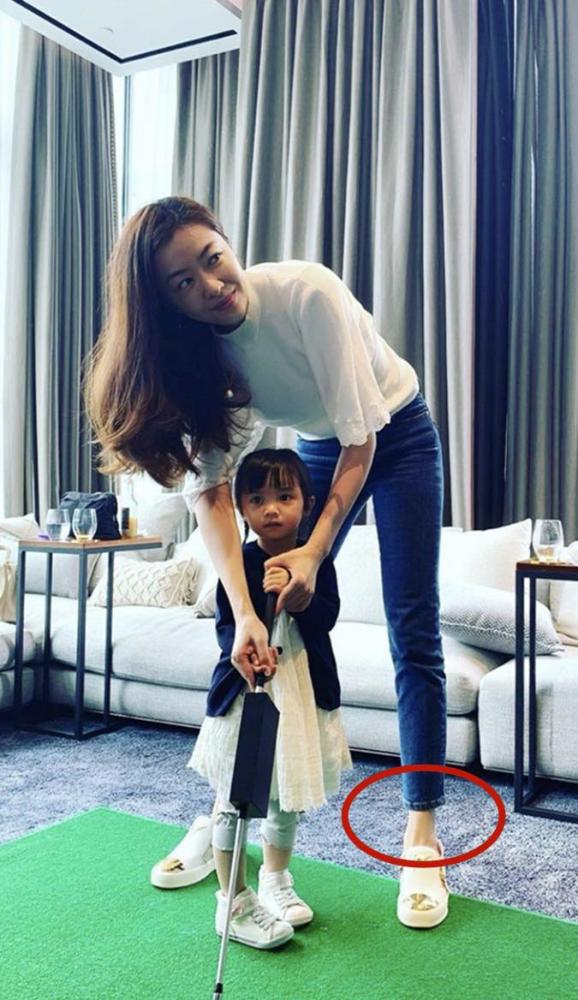 熊黛林|豪宅大得能打高尔夫？熊黛林晒亲子乐，双胞胎女儿颜值差距越来越明显