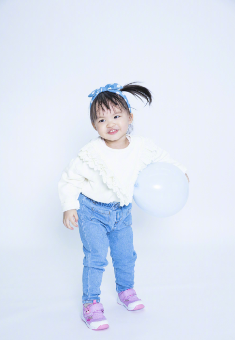 熊黛林|豪宅大得能打高尔夫？熊黛林晒亲子乐，双胞胎女儿颜值差距越来越明显
