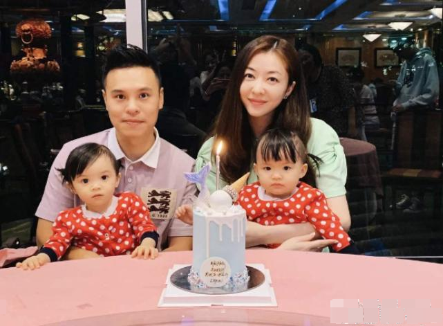熊黛林|豪宅大得能打高尔夫？熊黛林晒亲子乐，双胞胎女儿颜值差距越来越明显
