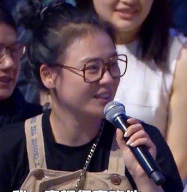 马思纯怎么又胖了素颜看脱口秀被拍一脸胆怯惹人心疼