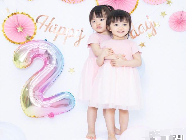 熊黛林|豪宅大得能打高尔夫？熊黛林晒亲子乐，双胞胎女儿颜值差距越来越明显
