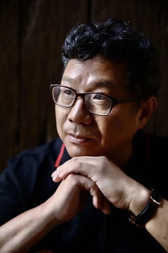 一首由闽西日报社刘少雄作词的《粉笔白》献给所有老师!