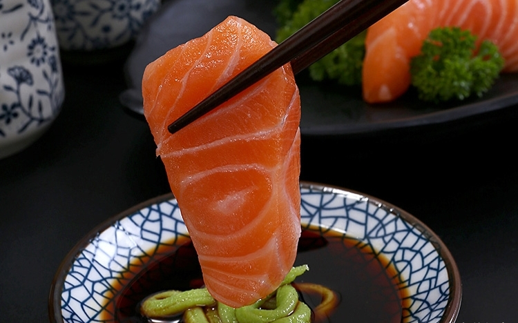 日本人喜爱生吃三文鱼 难道不怕寄生虫 就不能煮熟了再吃吗 腾讯新闻