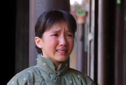 姐姐张首芳看到父亲在痛打弟弟,就举着菜刀冲到了张学良面前护住他