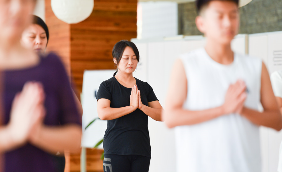 课堂开始 om,开篇唱诵 冥想让身体安定 呼吸进入身体 4遍拜日式 (讲到