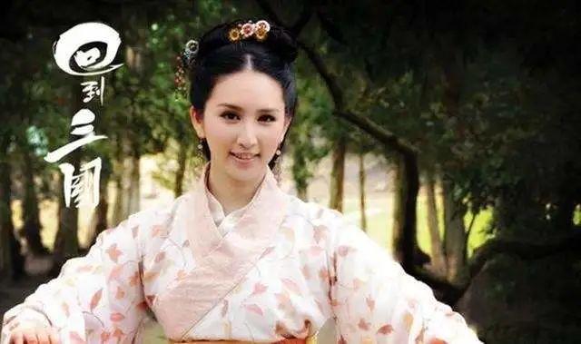 只不过何傲儿演的几部戏,几乎都是"花瓶"配角,没有一部能让她红起来