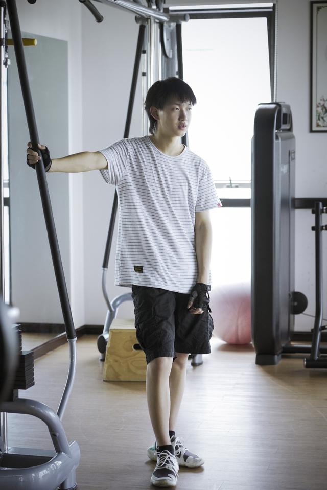 fly一年如何瘦了90斤?看完他健身照片,粉丝:不瘦那才奇怪