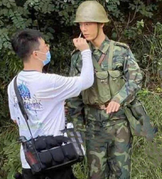 复出|肖战即将复出？拍《王牌》被频繁路透，卑微“求饶”却适得其反！