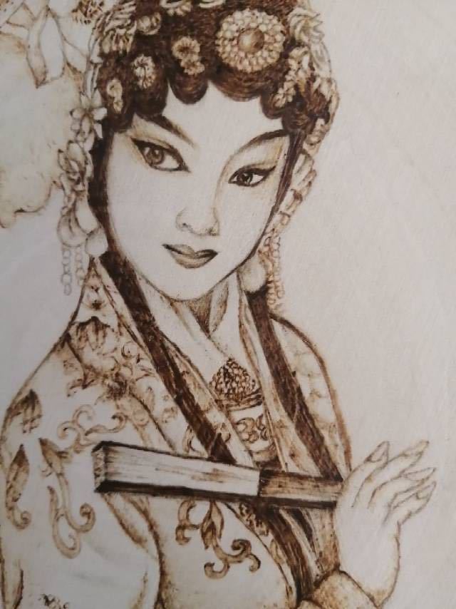 姚庆华葫芦烙画作品《美女图》局部姚庆华木板烙画作品《五虎图》局部