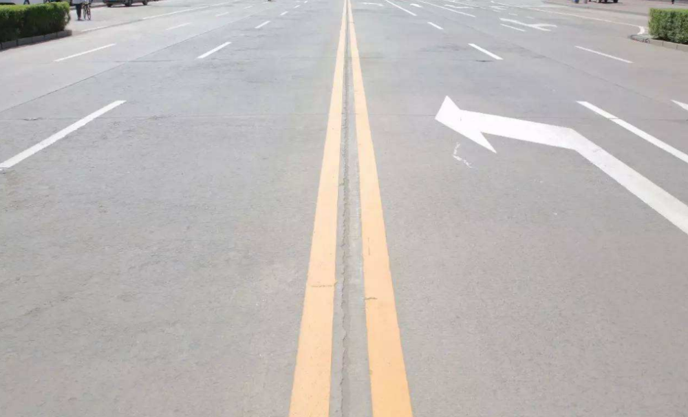 马路上黄色实线变虚线交警看完监控后锁定饭店老板娘