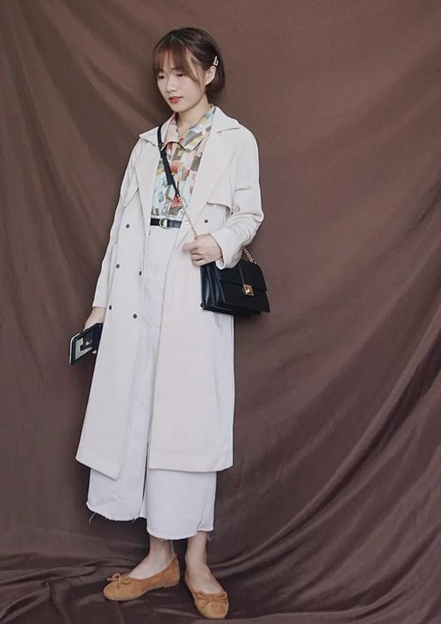 穿米色风衣别只懂配裤子,初秋更流行搭"半身裙",气质又迷人