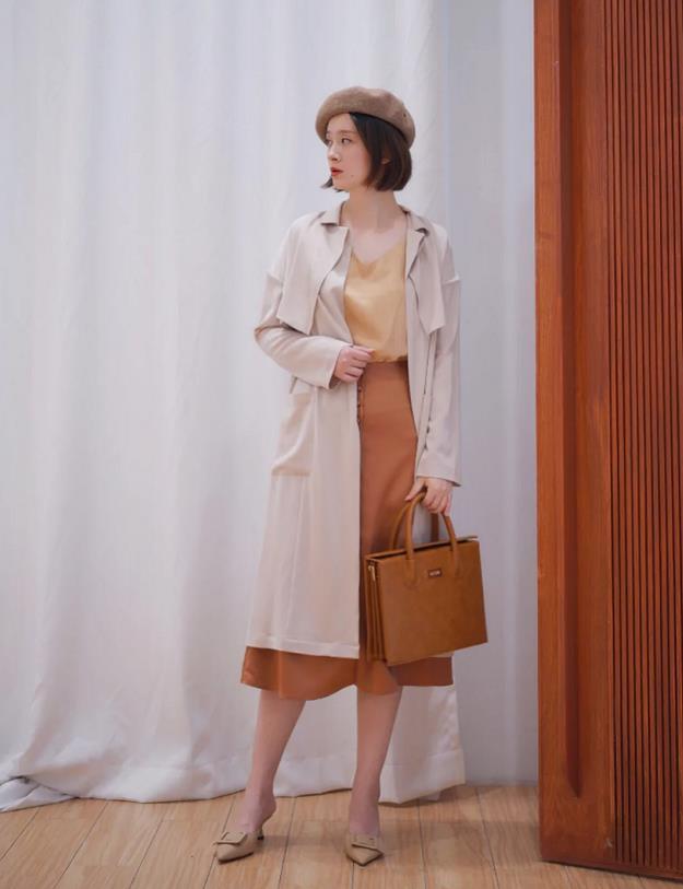 穿米色风衣别只懂配裤子,初秋更流行搭"半身裙",气质又迷人