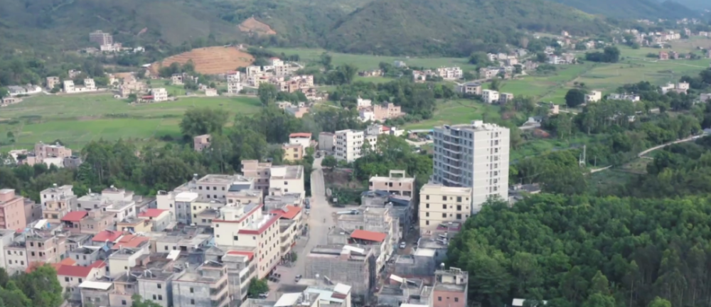 東與紫金縣藍塘鎮相鄰,南與惠東縣松坑鎮相連,西與惠州市惠城區大嵐鎮