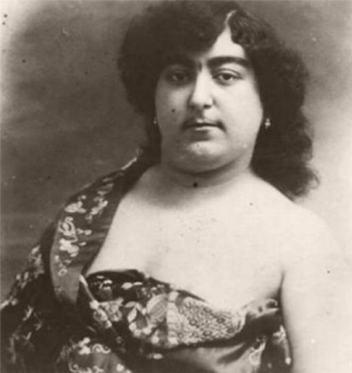 埃斯马特公主|波斯“最美”公主，追求者为她大打出手，真实长相曝光网友崩溃了