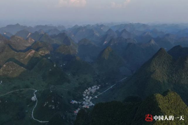 峰丛和洼地的地貌,大崇村各个组分布其中.