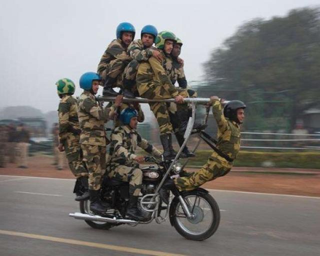 一辆摩托车可载60人别再嘲笑印度杂技这有着重大的军事意义