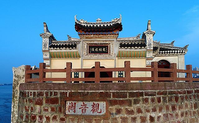 浮了七百多年的观音阁,是万里长江上唯一把两座城市隔开的建筑