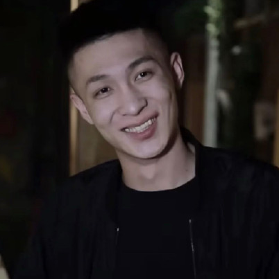 珍贵图片百万粉丝网红宏楠钓鱼时鱼竿触碰高压线身体冒白烟