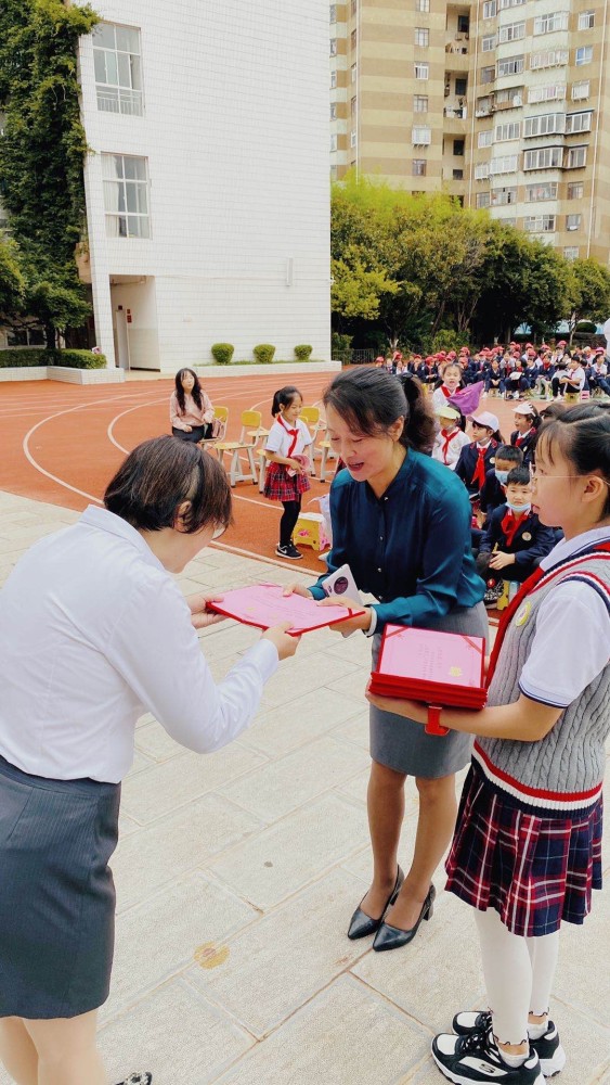 东华二小教师节互动多 开展"青蓝工程"促师徒结对学习_腾讯新闻