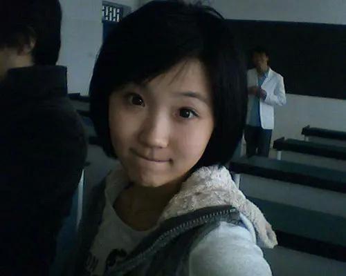 快乐星球莲蓉包已成人民教师教师节晒视频拥鲜花巧笑嫣然