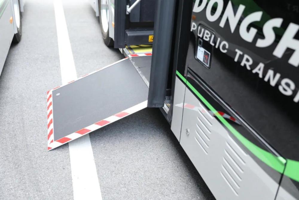 南京江宁区首批盲文公交站牌亮相街头