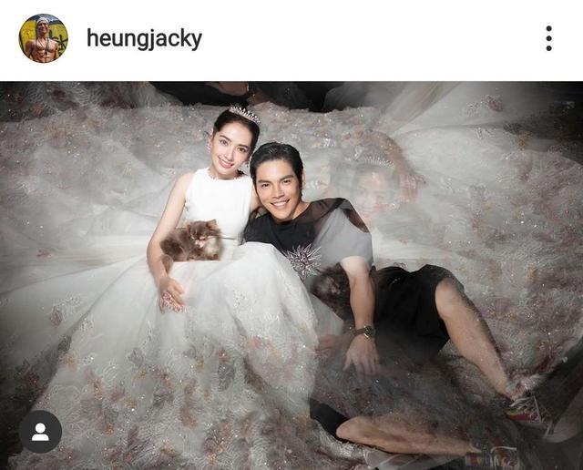 郭碧婷|向佐晒照庆结婚一周年，郭碧婷穿婚纱戴天价皇冠出镜，肚子引关注