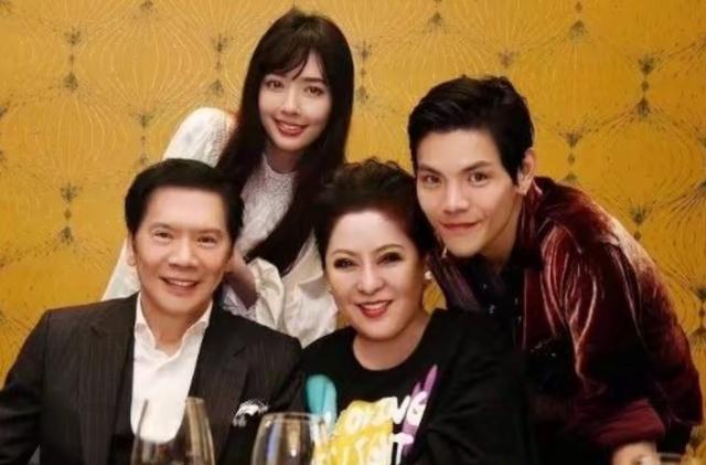 郭碧婷|向佐晒照庆结婚一周年，郭碧婷穿婚纱戴天价皇冠出镜，肚子引关注