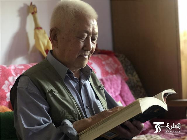 新疆大学|新疆大学88岁老教授“教无止境”退休21年常返讲台传授诗词