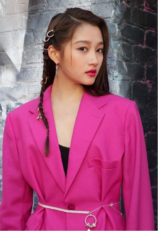 关晓彤挺自信身穿玫粉色西装秀身材这造型肤色不白真撑不住